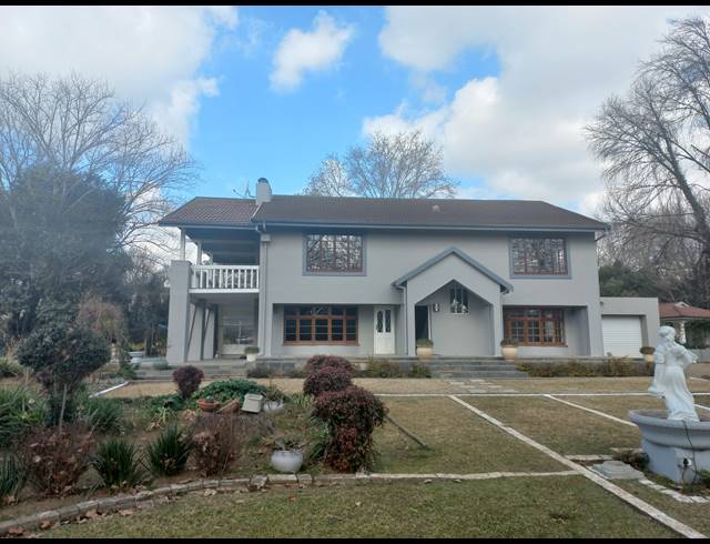 4 BEDROOM FREEHOLD RENTED IN HILTON CENTRAL